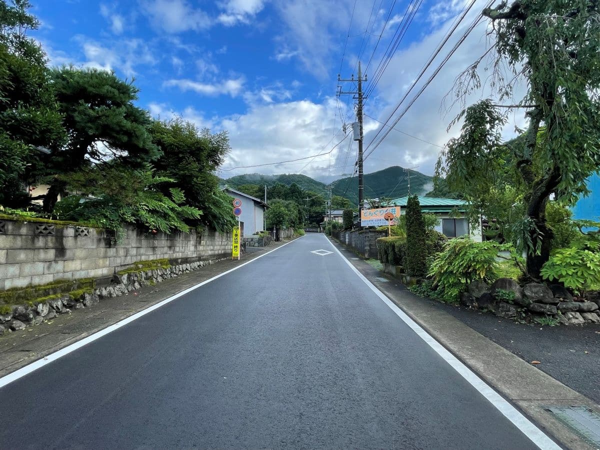 登山道入り口までの道